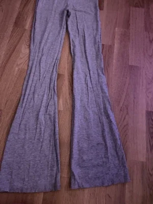 Grå utsvängda leggings från Lager 157