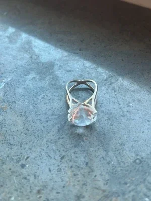 Guldig ring med stor klar sten