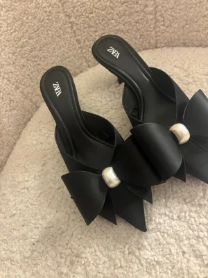 Svarta klackar med rosett från Zara