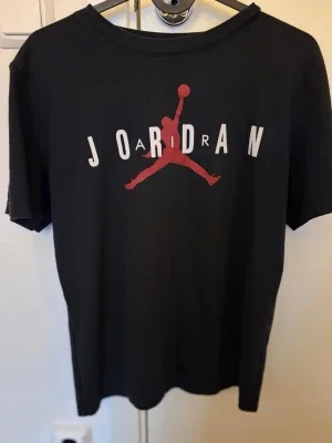 Svart Jordan t-shirt med logga