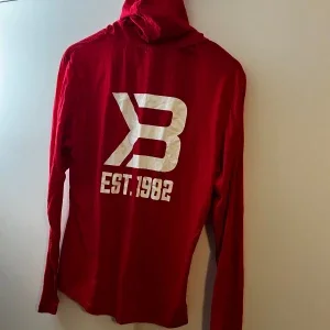 Röd gym-hoodie från Better Bodies