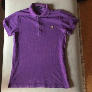 Lila pikétröja från Lyle & Scott