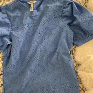 Blå spetsblus från Object