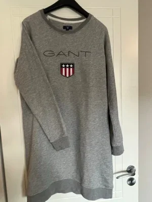 Grå sweatshirtklänning från GANT