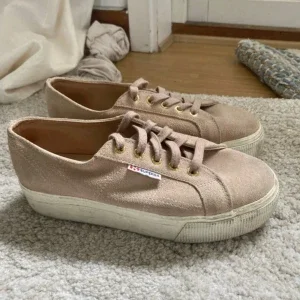Beige sneakers från Superga med platåsula