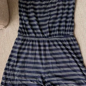 Randig marinblå playsuit från Gina Tricot