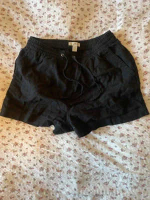 Svarta linneshorts med snörning