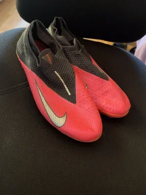 Nike Phantom fotbollsskor röd/svart