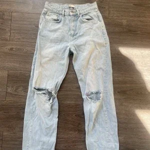 Ljusblå slitna jeans från Perfect Jeans