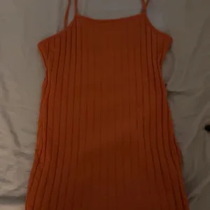 Ribbad orange klänning från SHEIN