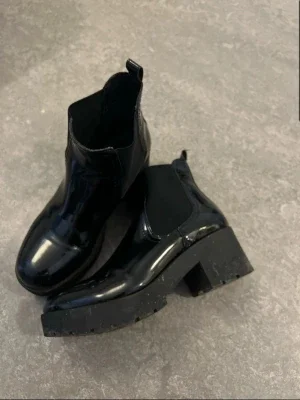 Svarta lackade Chelsea boots Attitude