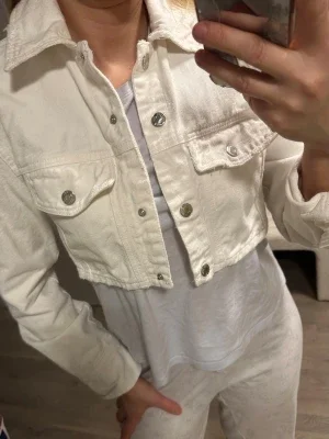 Vit cropped jeansjacka från Zara
