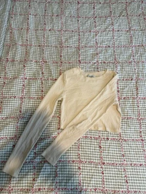 Beige ribbad croppad topp Chiquelle