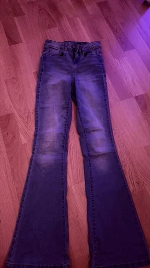 Blå utsvängda jeans Noisy May