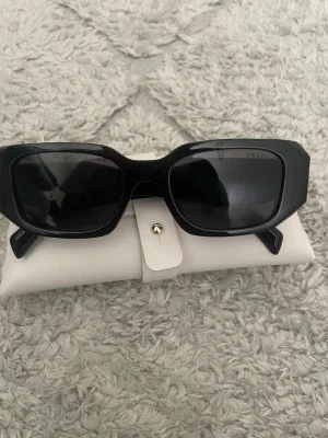 Prada solglasögon