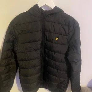 Svart pufferjacka från Lyle & Scott