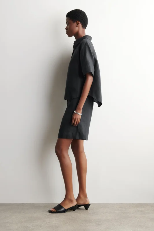 COS Tailored Elasticated Linen Shorts in Black - Women