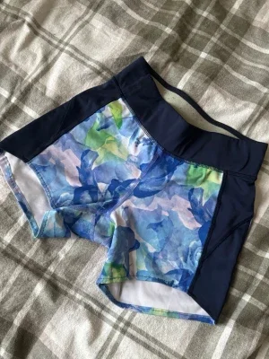 Blommiga träningsshorts från SOC