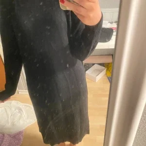 Svart stickad klänning