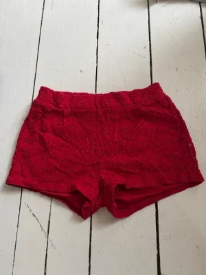 Röda spets-shorts med hög midja