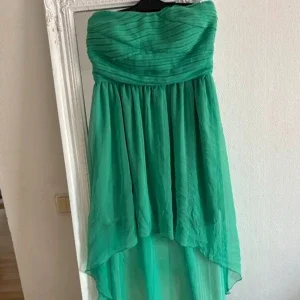 Grön axelbandslös klänning från Vila