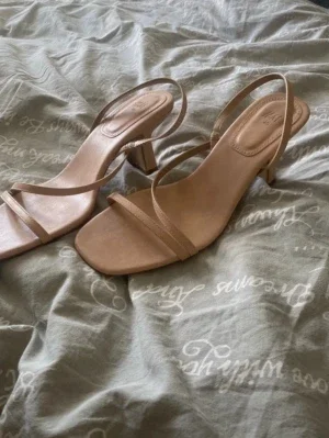 Beige sandaletter med klack
