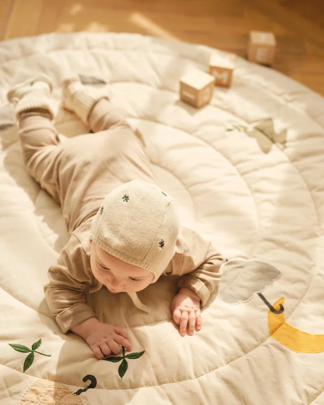 Rond groot baby speelkleed met schattig borduursel voor je kind