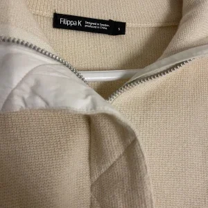 Beige stickad jacka från Filippa K