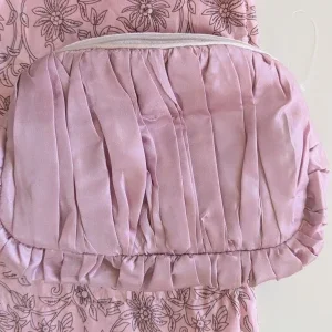 Elegant Sminkförvaring /rosa clutch från Lisbeth Dahl – Perfekt för Alla Dina Skönhetsprodukter!