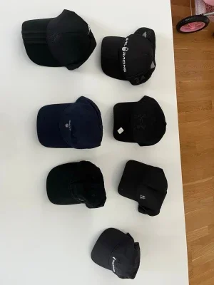 Svarta och mörkblå kepsar mixade märken