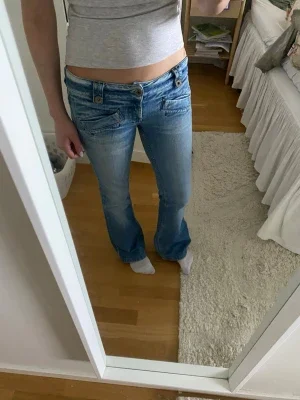 Ljusblå bootcut jeans med låg midja