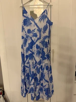 Blåvit klänning med blommigt mönster