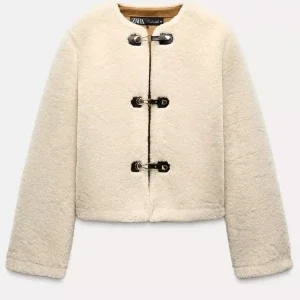 Beige jacka med duffelknappar från Zara