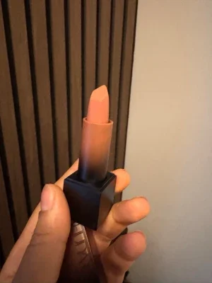 Huda beauty läppstift beige