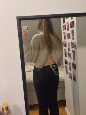 Beige stickad tröja med öppen rygg