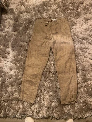 Beige linnebyxor från S.C.W, storlek S