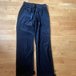 Svarta velour byxor