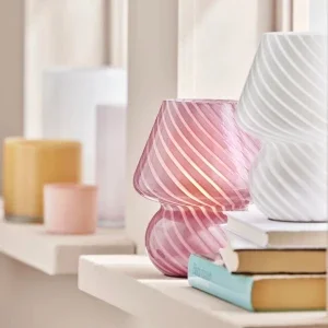 Rosa bordslampa med spiraldesign