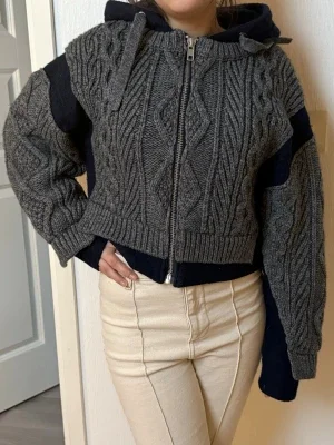 Grå stickad hoodie med dragkedja