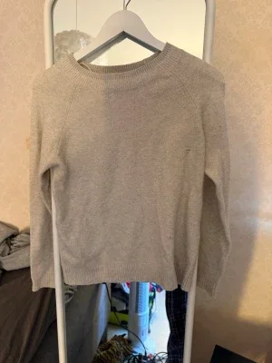 Beige stickad tröja med rund hals
