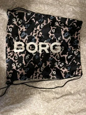 Mönstrad gympapåse från BORG