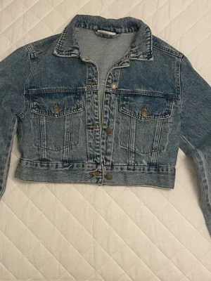 Cropped jeansjacka från Monki