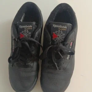 Svarta Reebok Classic sneakers