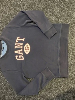Mörkblå sweatshirt från GANT