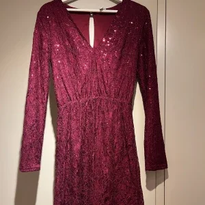 Vinröd glitter klänning