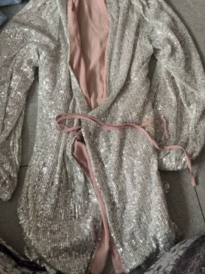 Glittrig silver omlottklänning