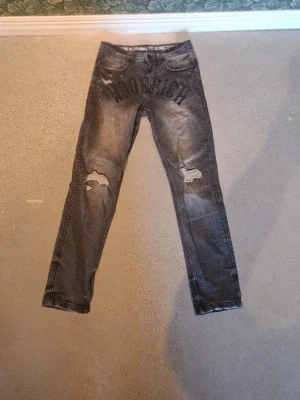 Grå slitna jeans med tryck från hoodrich JDsports