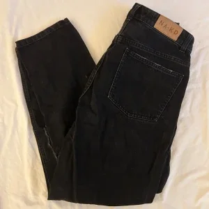 Svarta mom jeans från NA-KD