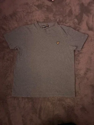 Grå t-shirt från Lyle & Scott