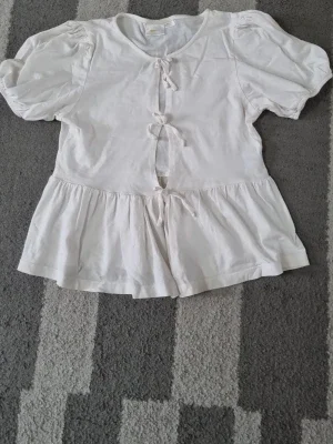 Vit blus med puffärm och knyt
